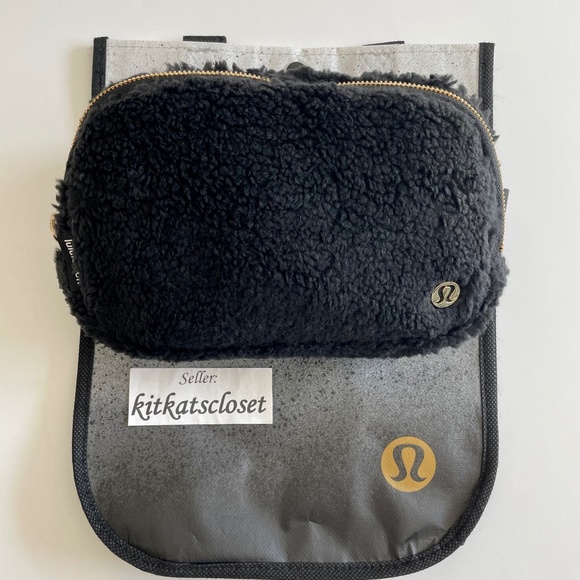🆕 *GOLD HARDWARE* NWT 2022 lululemon everywhere belt bag fleece EBB 1L bundle - Picture 9 of 15
